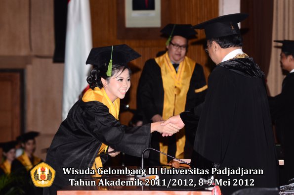 wisuda-unpad-gel-iii-2011_2012-fakultas-kedokteran-oleh-rektor-247