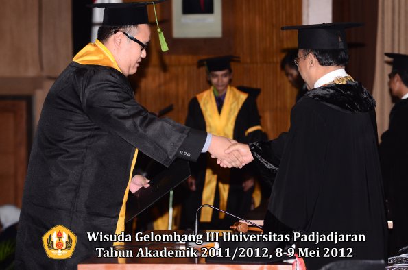 wisuda-unpad-gel-iii-2011_2012-fakultas-kedokteran-oleh-rektor-248