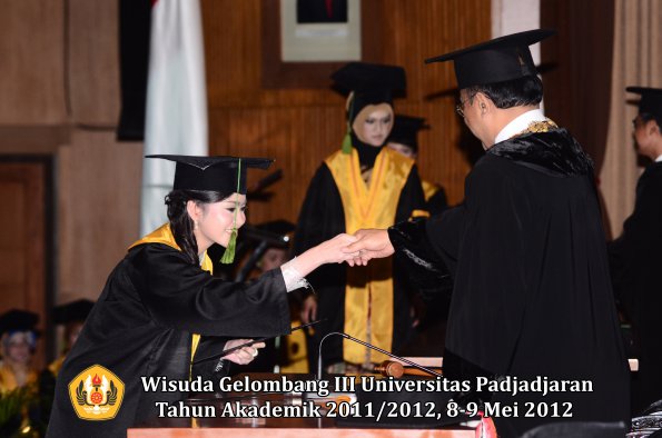 wisuda-unpad-gel-iii-2011_2012-fakultas-kedokteran-oleh-rektor-252