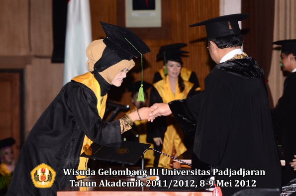 wisuda-unpad-gel-iii-2011_2012-fakultas-kedokteran-oleh-rektor-253