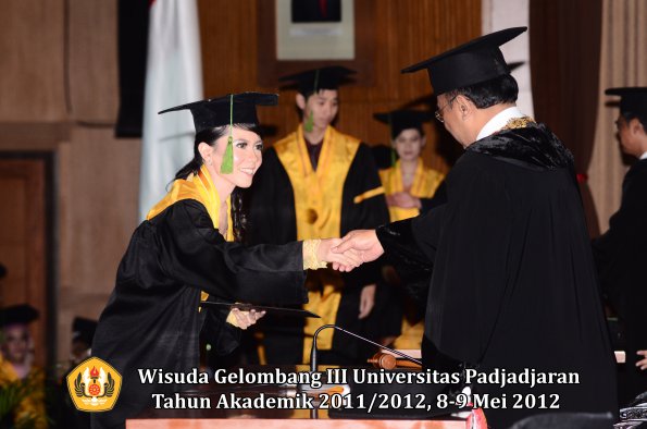 wisuda-unpad-gel-iii-2011_2012-fakultas-kedokteran-oleh-rektor-254