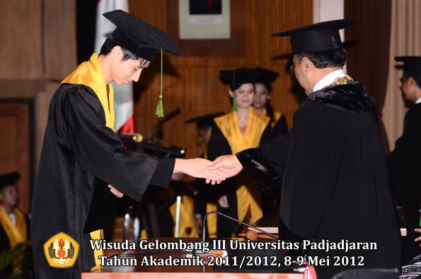 wisuda-unpad-gel-iii-2011_2012-fakultas-kedokteran-oleh-rektor-255