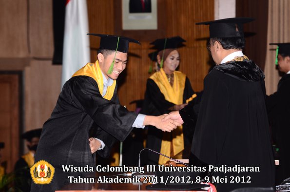 wisuda-unpad-gel-iii-2011_2012-fakultas-kedokteran-oleh-rektor-258