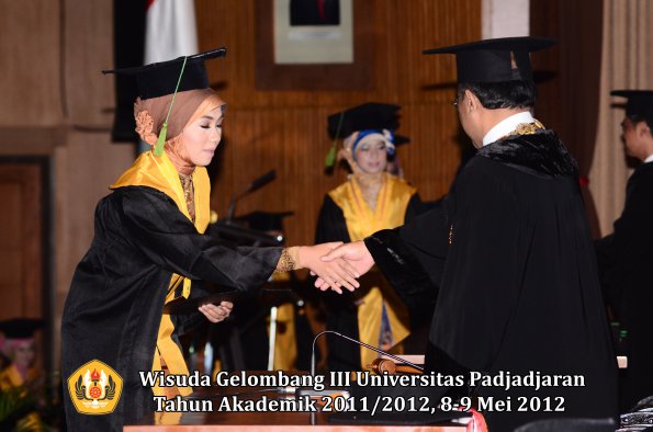 wisuda-unpad-gel-iii-2011_2012-fakultas-kedokteran-oleh-rektor-259