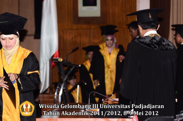 wisuda-unpad-gel-iii-2011_2012-fakultas-kedokteran-oleh-rektor-261