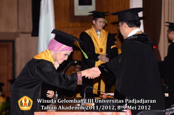 wisuda-unpad-gel-iii-2011_2012-fakultas-kedokteran-oleh-rektor-262