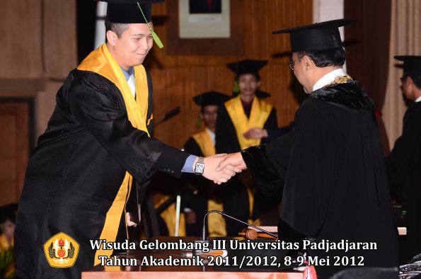 wisuda-unpad-gel-iii-2011_2012-fakultas-kedokteran-oleh-rektor-263