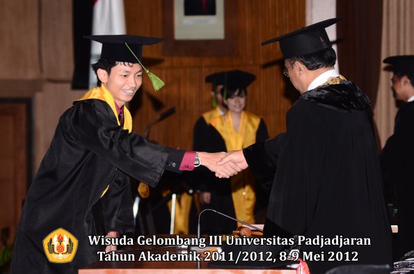 wisuda-unpad-gel-iii-2011_2012-fakultas-kedokteran-oleh-rektor-264