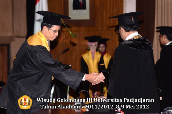 wisuda-unpad-gel-iii-2011_2012-fakultas-kedokteran-oleh-rektor-266