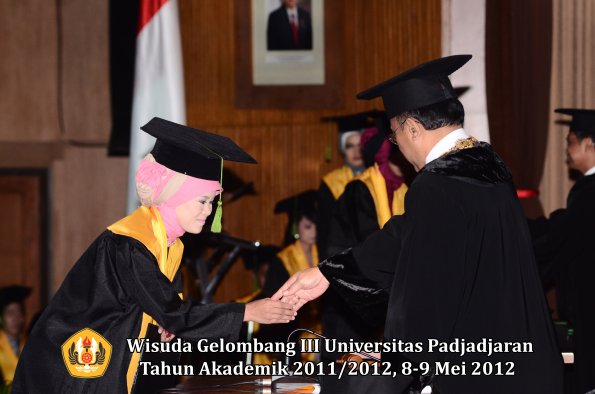 wisuda-unpad-gel-iii-2011_2012-fakultas-kedokteran-oleh-rektor-267