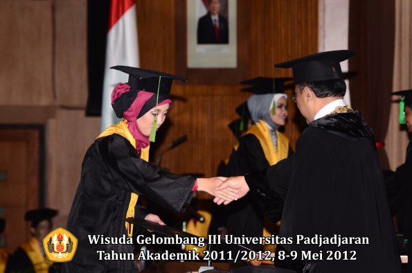 wisuda-unpad-gel-iii-2011_2012-fakultas-kedokteran-oleh-rektor-268