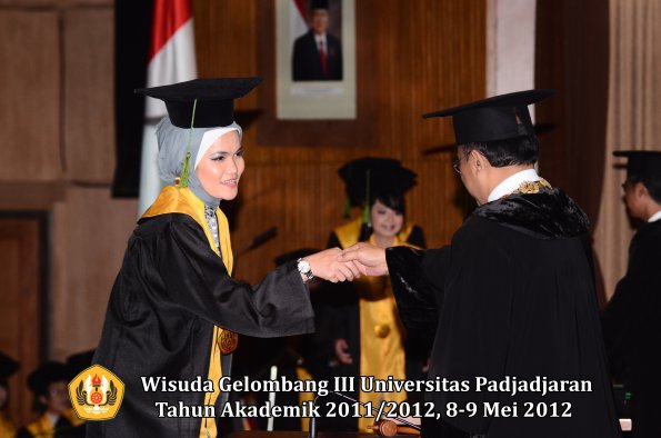 wisuda-unpad-gel-iii-2011_2012-fakultas-kedokteran-oleh-rektor-269