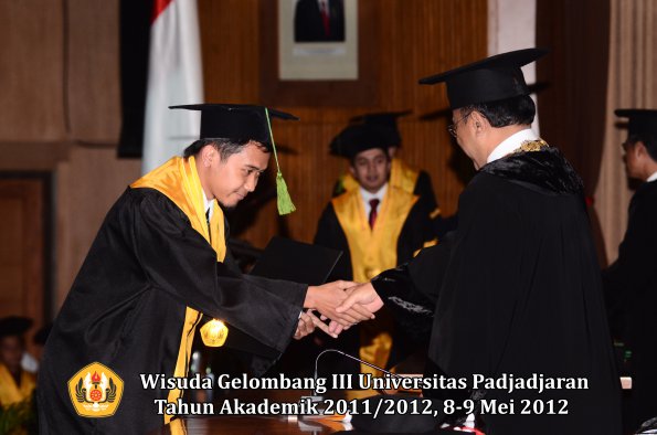 wisuda-unpad-gel-iii-2011_2012-fakultas-kedokteran-oleh-rektor-271