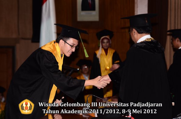 wisuda-unpad-gel-iii-2011_2012-fakultas-kedokteran-oleh-rektor-273