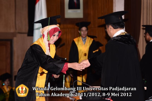 wisuda-unpad-gel-iii-2011_2012-fakultas-kedokteran-oleh-rektor-274