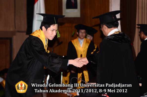 wisuda-unpad-gel-iii-2011_2012-fakultas-kedokteran-oleh-rektor-275