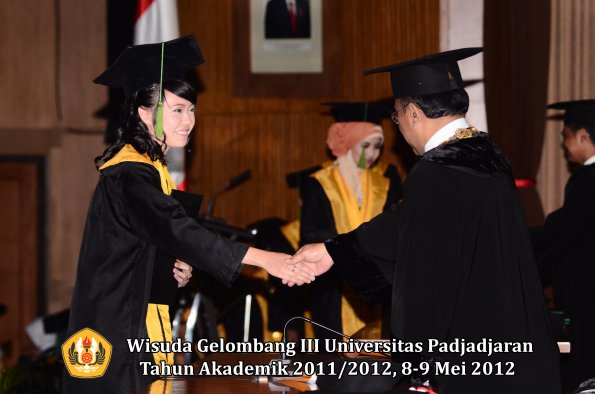 wisuda-unpad-gel-iii-2011_2012-fakultas-kedokteran-oleh-rektor-277