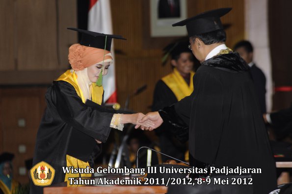 wisuda-unpad-gel-iii-2011_2012-fakultas-kedokteran-oleh-rektor-278