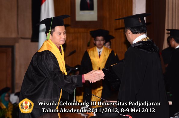 wisuda-unpad-gel-iii-2011_2012-fakultas-kedokteran-oleh-rektor-279