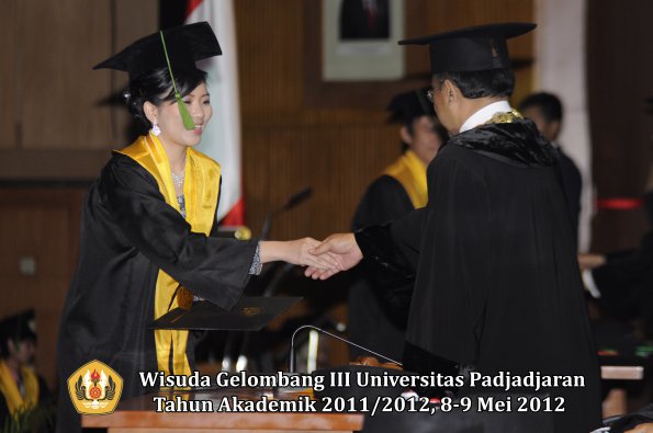 wisuda-unpad-gel-iii-2011_2012-fakultas-kedokteran-oleh-rektor-281