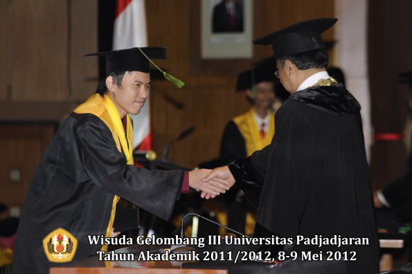 wisuda-unpad-gel-iii-2011_2012-fakultas-kedokteran-oleh-rektor-282