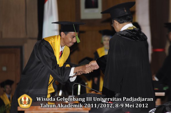 wisuda-unpad-gel-iii-2011_2012-fakultas-kedokteran-oleh-rektor-283