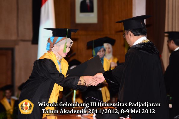 wisuda-unpad-gel-iii-2011_2012-fakultas-kedokteran-oleh-rektor-284