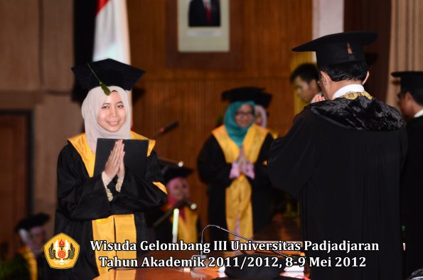 wisuda-unpad-gel-iii-2011_2012-fakultas-kedokteran-oleh-rektor-285