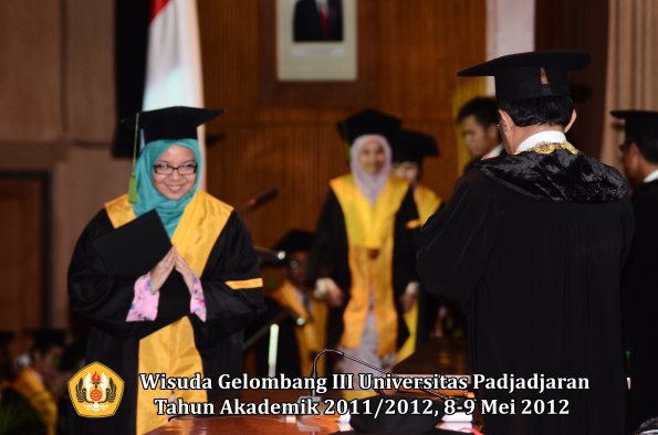 wisuda-unpad-gel-iii-2011_2012-fakultas-kedokteran-oleh-rektor-286