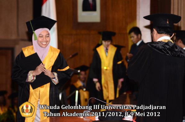 wisuda-unpad-gel-iii-2011_2012-fakultas-kedokteran-oleh-rektor-287