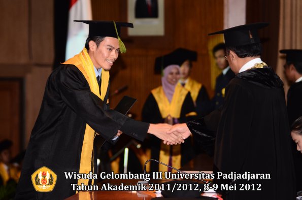 wisuda-unpad-gel-iii-2011_2012-fakultas-kedokteran-oleh-rektor-291