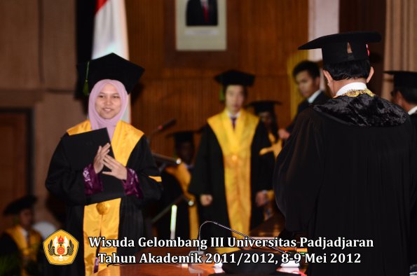 wisuda-unpad-gel-iii-2011_2012-fakultas-kedokteran-oleh-rektor-292