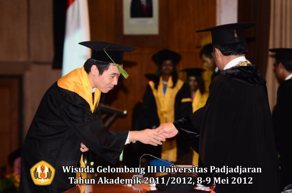 wisuda-unpad-gel-iii-2011_2012-fakultas-kedokteran-oleh-rektor-293