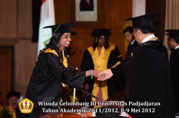 wisuda-unpad-gel-iii-2011_2012-fakultas-kedokteran-oleh-rektor-294