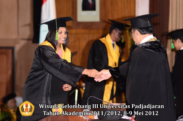 wisuda-unpad-gel-iii-2011_2012-fakultas-kedokteran-oleh-rektor-295