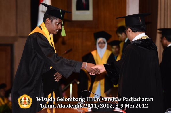 wisuda-unpad-gel-iii-2011_2012-fakultas-kedokteran-oleh-rektor-296