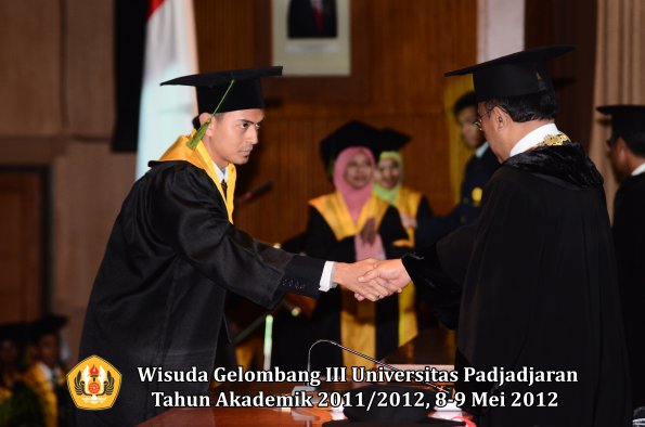 wisuda-unpad-gel-iii-2011_2012-fakultas-kedokteran-oleh-rektor-299