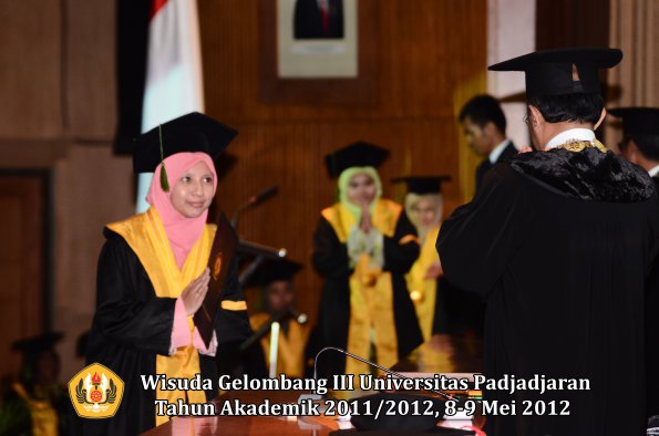 wisuda-unpad-gel-iii-2011_2012-fakultas-kedokteran-oleh-rektor-300