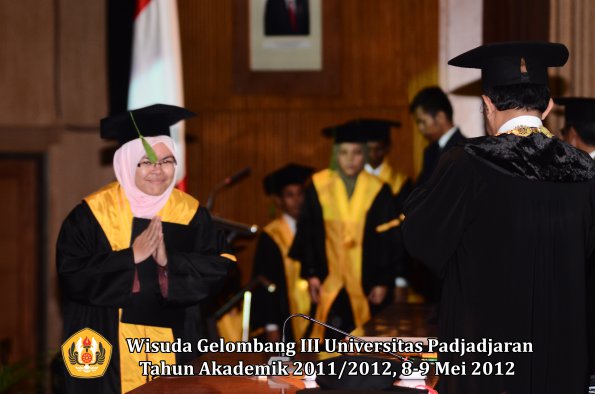 wisuda-unpad-gel-iii-2011_2012-fakultas-kedokteran-oleh-rektor-303