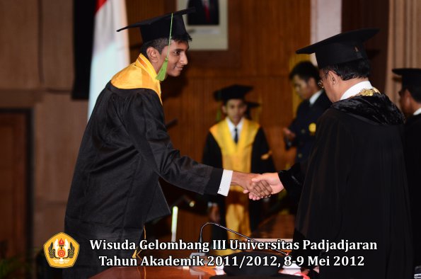 wisuda-unpad-gel-iii-2011_2012-fakultas-kedokteran-oleh-rektor-305