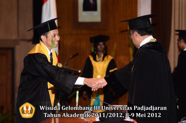 wisuda-unpad-gel-iii-2011_2012-fakultas-kedokteran-oleh-rektor-306