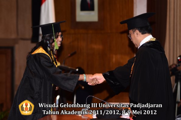 wisuda-unpad-gel-iii-2011_2012-fakultas-kedokteran-oleh-rektor-307