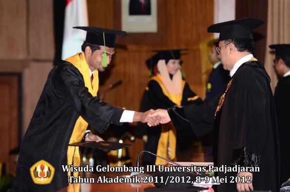 wisuda-unpad-gel-iii-2011_2012-fakultas-kedokteran-oleh-rektor-308