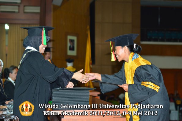 wisuda-unpad-gel-iii-2011_2012-fakultas-mipa-oleh-dekan-004