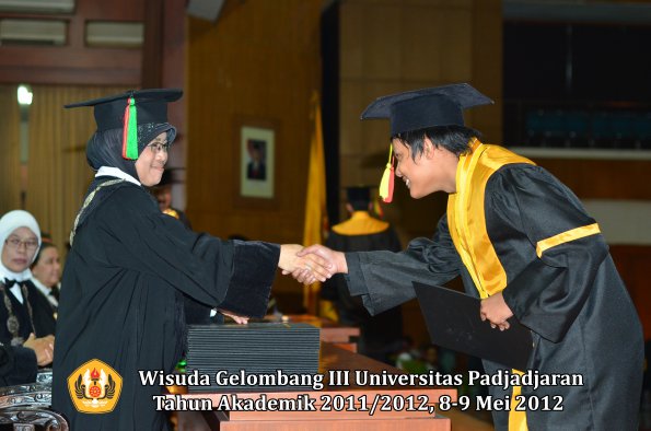 wisuda-unpad-gel-iii-2011_2012-fakultas-mipa-oleh-dekan-010