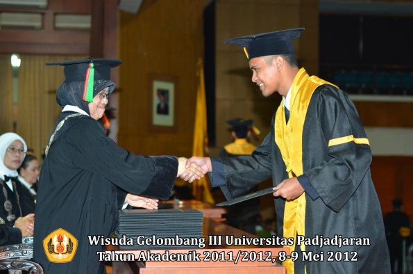 wisuda-unpad-gel-iii-2011_2012-fakultas-mipa-oleh-dekan-013