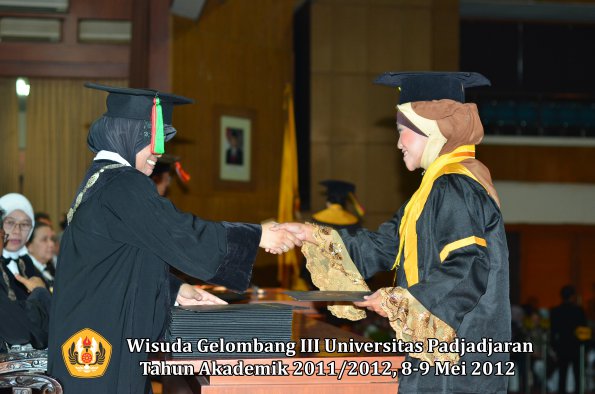 wisuda-unpad-gel-iii-2011_2012-fakultas-mipa-oleh-dekan-015