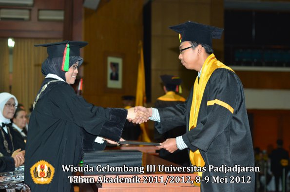 wisuda-unpad-gel-iii-2011_2012-fakultas-mipa-oleh-dekan-017