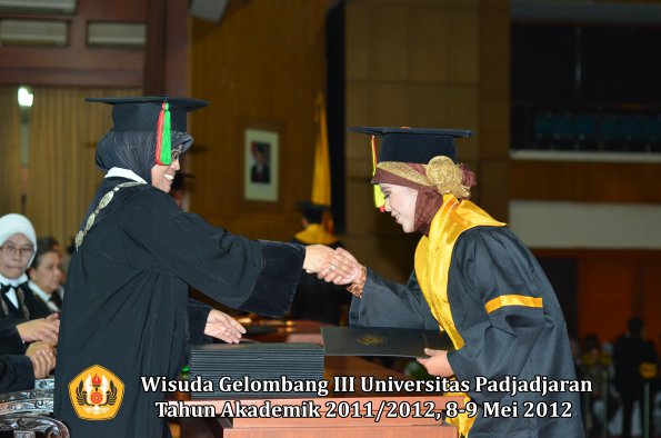 wisuda-unpad-gel-iii-2011_2012-fakultas-mipa-oleh-dekan-018