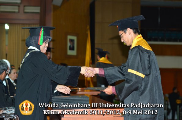 wisuda-unpad-gel-iii-2011_2012-fakultas-mipa-oleh-dekan-021